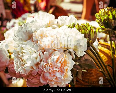 gros plan de roses artificielles blanches et roses dans les fleurs du peuplement Banque D'Images
