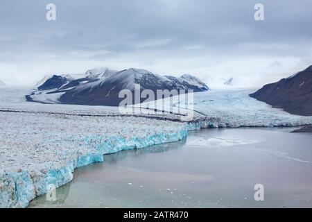 Osbornebreen et Vintervegen, fusionnant les glaciers dans Oscar II Débouches terrestres dans Saint-Jonsfjorden à Spitsbergen / Svalbard, Norvège Banque D'Images