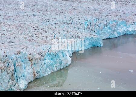 Glacier d'Osbornebreen à Oscar II Land se dénoue à Saint-Jonsfjorden à Spitsbergen / Svalbard, Norvège Banque D'Images