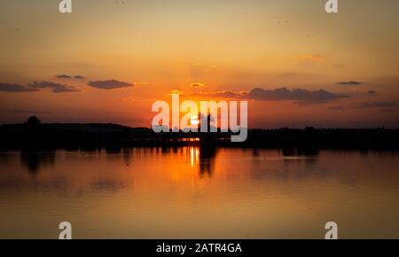 Lacul Morii, Bucarest, Roumanie - un beau coucher de soleil sur le lac en contraste élevé. Banque D'Images