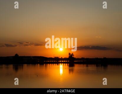 Lacul Morii, Bucarest, Roumanie - un beau coucher de soleil sur le lac en contraste élevé. Banque D'Images