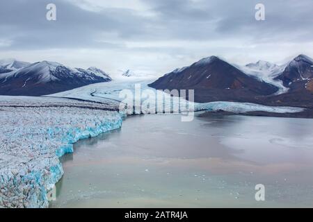 Osbornebreen et Vintervegen, fusionnant les glaciers dans Oscar II Débouches terrestres dans Saint-Jonsfjorden à Spitsbergen / Svalbard, Norvège Banque D'Images