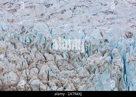 Crevasses sur la plate-forme glaciaire du glacier d'Osbornebreen dans la terre d'Oscar II à Spitsbergen / Svalbard, Norvège Banque D'Images