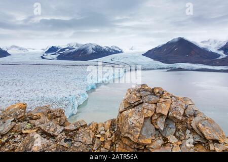 Osbornebreen et Vintervegen, fusionnant les glaciers dans Oscar II Débouches terrestres dans Saint-Jonsfjorden à Spitsbergen / Svalbard, Norvège Banque D'Images