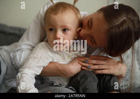 Portrait de la mère avec sa petite fille. Gros Plan. Banque D'Images