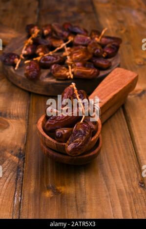 Dates De Medjool Organique Brut Prêt À Manger . Bonbons de l'est sur un fond en bois. Espace de copie. Banque D'Images