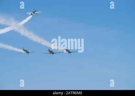 Bucarest/ Roumanie - salon aéronautique - 21 septembre 2019 : trois cascades de performance YAK-52TW et Jurgis Kairys's Sukhoi su-31 ensemble. Banque D'Images