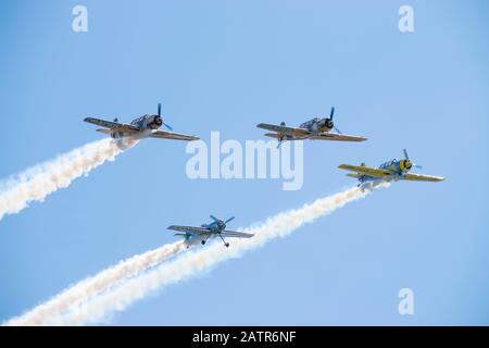 Bucarest/ Roumanie - salon aéronautique - 21 septembre 2019 : trois cascades de performance YAK-52TW et Jurgis Kairys's Sukhoi su-31 ensemble. Banque D'Images