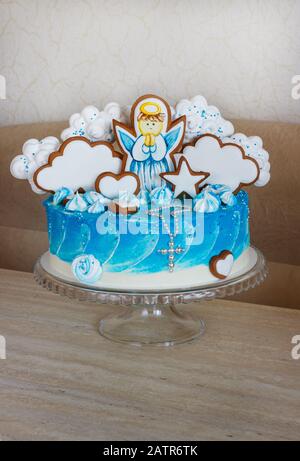 gâteau de baptême bleu avec un ange sur un pain d'épices Banque D'Images