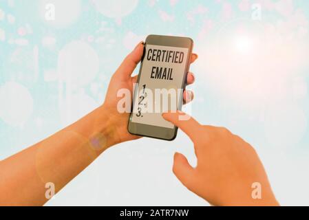 Texte de rédaction de texte e-mail certifié. Photo d'entreprise présentant un e-mail dont l'envoi est certifié par un tiers neutre Banque D'Images
