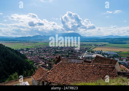 Photo de paysage prise de la Citadelle de Rasnov montrant la ville de Rasnov et les montagnes au loin - Rasnov, Brasov pays, Transylvanie, Romani Banque D'Images