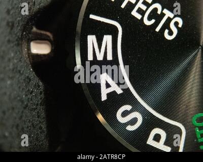 Bucarest / Roumanie - 24 juillet 2019: Macro d'un appareil photo reflex numérique Nikon cadran activé le mode manuel. Banque D'Images