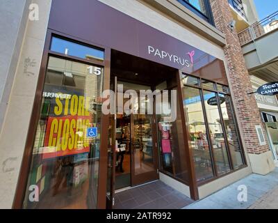 Magasin de cartes de vœux de papyrus avec enseignes lecture fermeture du magasin à Walnut Creek, Californie à la suite de la faillite de la société mère le Groupe de vente de Schurman, le 31 janvier 2020. () Banque D'Images