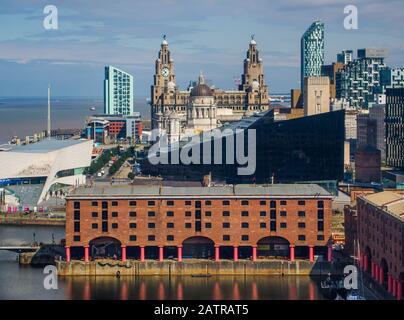 Royal Albert Dock Et Liver Building, Liverpool Banque D'Images