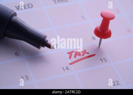 concept de taxe de paiement avec date calendrier et virement de pouce Banque D'Images