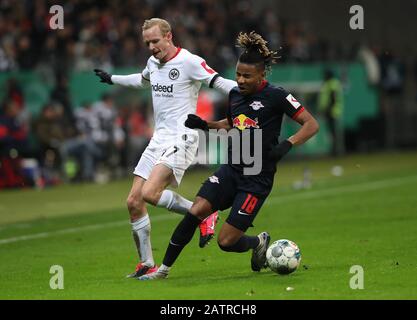 Francfort, Allemagne. FIRO: 04.02.2020, football, DFB-Pokal, tour de 16, saison 2019/2020, Eintracht Frankfurt - RB, Red Bull Leipzig RODE, Francfort, gauche contre NKUNKU | usage dans le monde entier crédit: DPA/Alay Live News Banque D'Images