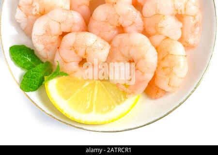 plat de crevettes géantes épluchées au citron et à la menthe sur fond de blante vue de gros plan Banque D'Images