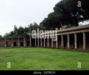 Pompéi. Quadriporticus des théâtres ou des casernes de Gladiateurs. Situé derrière la grande scène du théâtre, c'était à l'origine la place porticinée ('porticus post scaenam') où le public s'est réuni avant et pendant les intervalles des spectacles. Pendant le règne de Nero, il a été transformé en une caserne pour gladiateurs. Vue partielle de la colonnade. Italie, La Campanie. Banque D'Images