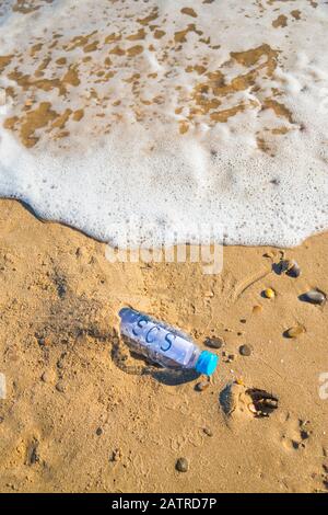 La contamination en plastique de la mer. Message SOS dans une bouteille en plastique au bord de la mer. Banque D'Images