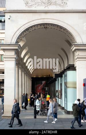 Personnes marchant devant l'arcade de l'Opéra Royal à Covent Garden, Londres, Royaume-Uni à partir de 2020 Banque D'Images