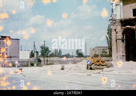 Photographie vernaculaire prise sur une transparence de film analogique de 35 mm, considérée comme représentant des structures près du mur de Berlin en Allemagne de l'Ouest, avec des dommages importants sur la photo originale, 1970. () Banque D'Images