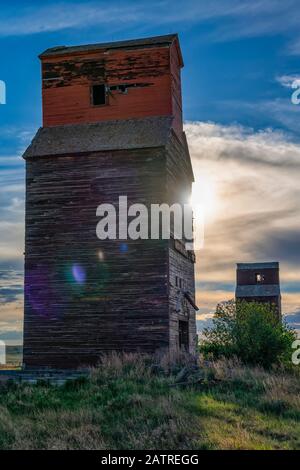 Silo à grains abandonné et abîmé au coucher du soleil sur les Prairies canadiennes; Swift Current, Saskatchewan, Canada Banque D'Images