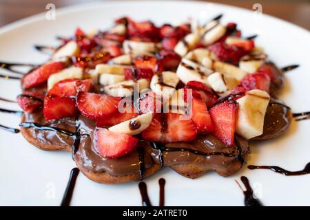 Dessert belge traditionnel - gaufres à la fraise, à la banane et à la crème Banque D'Images