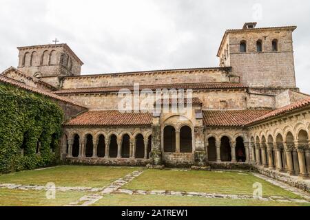 Santillana Del Mar, Espagne. Le cloître de la Collégiale de Santa Juliana Banque D'Images