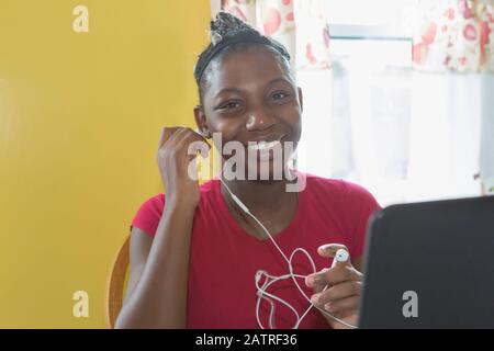 Adolescent souffrant du trouble bipolaire utilisant des oreillettes Banque D'Images