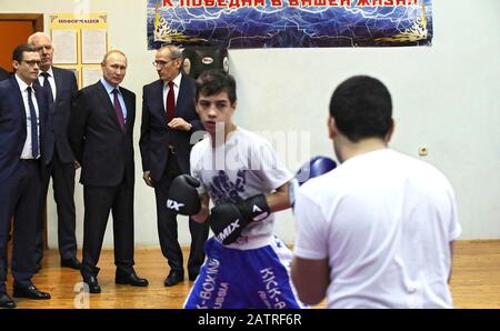 Cherepovets, Russie. 04 Février 2020. Le président russe Vladimir Poutine, à gauche, suit des matchs de formation au Centre des arts martiaux de la région de Vologda le 4 février 2020 à Cherepovets, Russie. Crédit: Evgeny Biyatov/Kremlin Pool/Alay Live News Banque D'Images