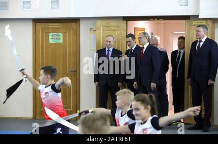 Cherepovets, Russie. 04 Février 2020. Le président russe Vladimir Poutine, à gauche, suit des matchs de formation au Centre des arts martiaux de la région de Vologda le 4 février 2020 à Cherepovets, Russie. Crédit: Evgeny Biyatov/Kremlin Pool/Alay Live News Banque D'Images