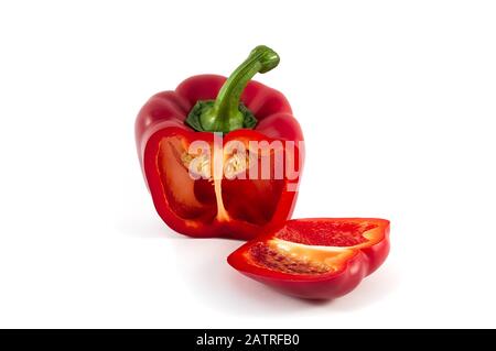 Poivron rouge couté en deux, avec le noyau et les graines, grande vue de dessus et un peu de vue latérale, isolé sur un fond blanc. Légumes, éléments Banque D'Images