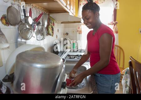 Adolescents souffrant de troubles bipolaires laver des plats Banque D'Images