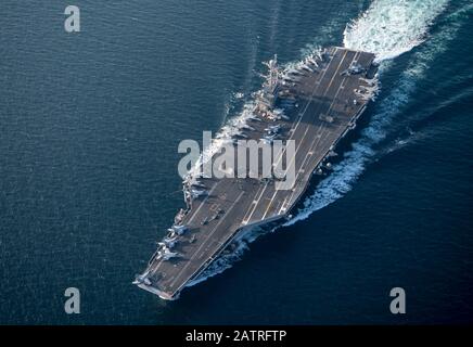 Le porte-avions de la marine américaine de classe Nimitz USS Harry S. Truman est en cours le 31 janvier 2020 dans la mer d'Arabie. Banque D'Images