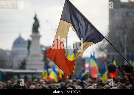 Détails avec le drapeau roumain avec un trou, le symbole de la Révolution roumaine de décembre 1989. Banque D'Images
