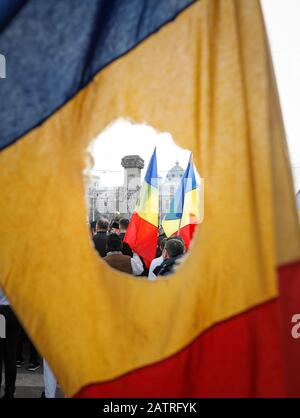 Bucarest, Roumanie - 21 décembre 2019: Détails avec le drapeau roumain avec un trou, le symbole de la Révolution roumaine à partir de décembre 1989. Banque D'Images