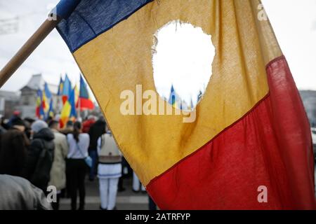 Détails avec le drapeau roumain avec un trou, le symbole de la Révolution roumaine de décembre 1989. Banque D'Images