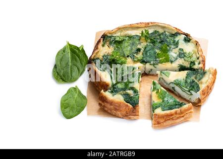 Omelette aux épinards isolée sur blanc Banque D'Images