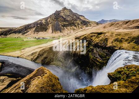 Skogafoss, une chute d'eau historique, et la rivière Skoga; Islande Banque D'Images
