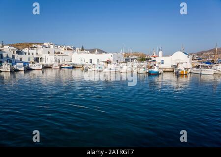 Bateaux de pêche, Vieux Port de Naoussa; Naoussa, Île de Paros, Cyclades, Grèce Banque D'Images