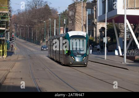 Nottingham Express transit NET Alstom Citidas tram 227 en passant par l'Université Nottingham Trent en courant dans la rue dans le centre-ville de Nottingham Banque D'Images