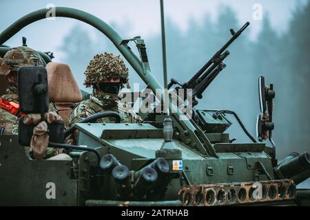 Bemowo Piskie, Pologne. 04 Février 2020. Soldats britanniques, affectés aux gardes-dragons royaux écossais, dans un véhicule à roues blindé Jackal lors d'un exercice de tir en direct de l'OTAN le 4 février 2020 à Bemowo Piskie, Pologne. Crédit : Sgt. Timothy Hamlin/Planetpix/Alay Live News Banque D'Images