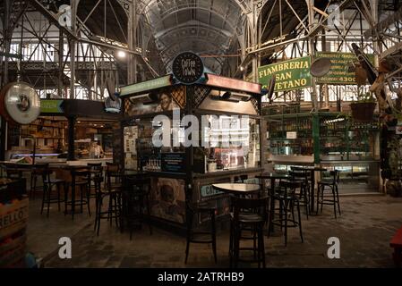 Buenos Aieres, Argentine - 08 septembre 2018: Un beau marché dans le quartier de San Telmo Banque D'Images