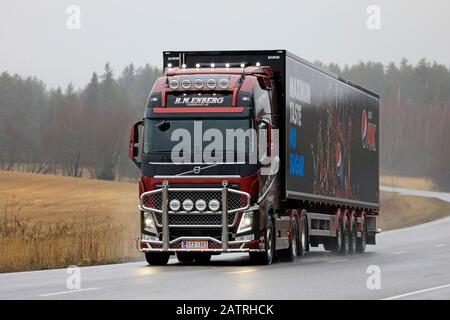 Camion semi-remorque rouge personnalisé Volvo FH R. M. Enberg Pepsi Max sur route rurale le jour pluvieux de l'hiver. Salo, Finlande. 31 Janvier 2020. Banque D'Images