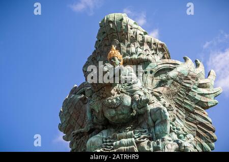 Statue Garuda Wisnu Kencana au parc culturel Garuda Wisnu Kencana ; Bali, Indonésie Banque D'Images