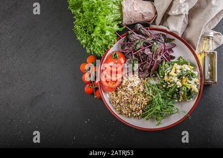 Salade végétarienne avec haricots, légumes, feuilles de betterave, graines de germe, germes de pois verts. Vue de dessus. Espace de copie Banque D'Images