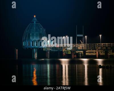 Télécabine de plongée à l'embarcadère éclairé de Zingst la nuit, mer baltique, Mecklembourg-Poméranie occidentale, Allemagne Banque D'Images