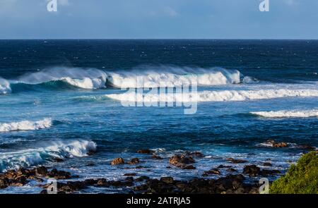 Vagues de l'océan qui se déferlent sur le récif et qui se roulent dans le rochers du rivage d'un paysage marin magnifique comme vu Depuis le point de vue de Ho'okipa près de Paia Banque D'Images