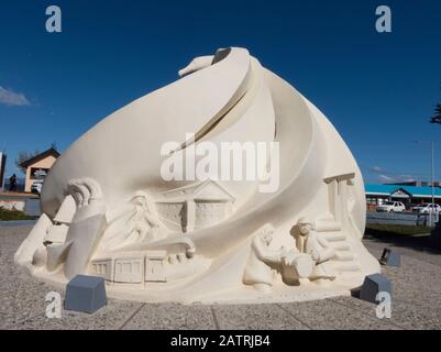 Argentine, Ushuaia. Monument des Pionniers et des premiers Colons d'Ushuaia, surmonté d'un albatros avec ses ailes couvrant la sculpture. Banque D'Images