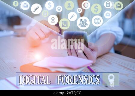 Panneau de texte indiquant Digital Forensics. Recherche de textes photo d'entreprise sur des documents trouvés dans des appareils numériques Banque D'Images